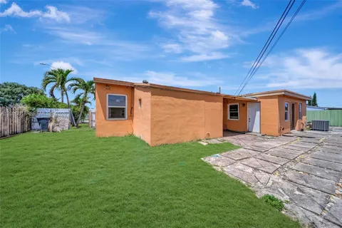a view of a backyard of the house
