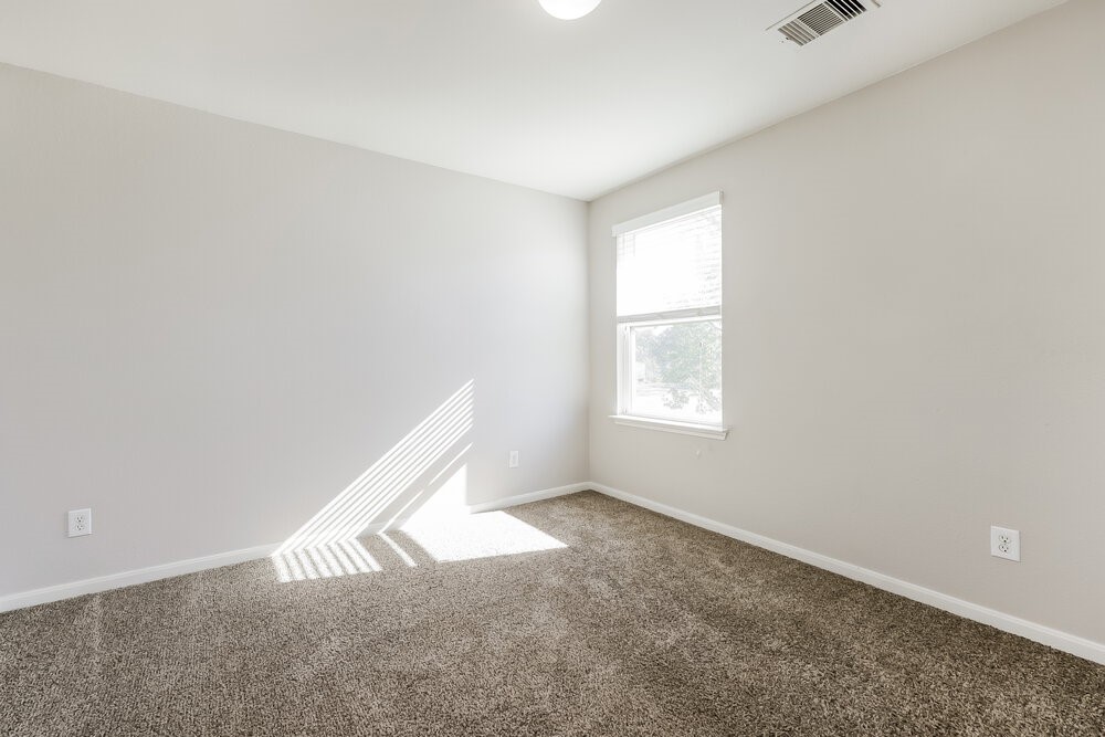 2818 Mesquite Ridge Drive Houston, TX 77073 - Photo 14 of 17 an empty room with a window