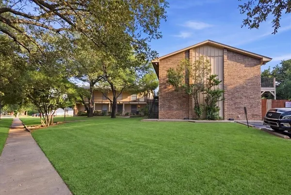 $1,200 | 133 North Bailey Avenue, Fort Worth, TX 76107