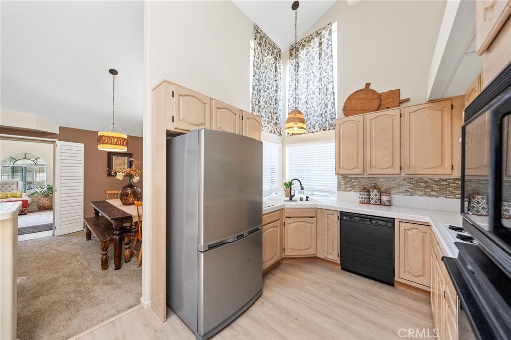 31475 Corte Mallorca Temecula, CA 92592 - Photo 11 of 51 Kitchen