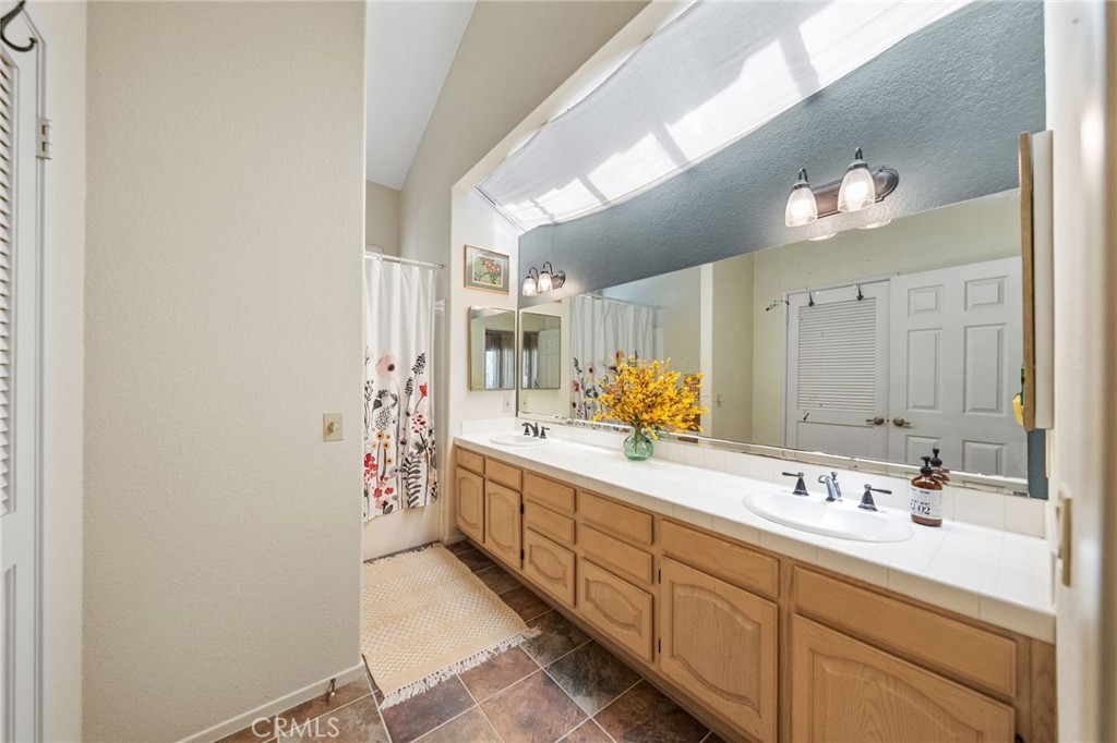 31475 Corte Mallorca Temecula, CA 92592 - Photo 20 of 51 Primary Bathroom
