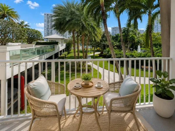 $1,950 | 2801 Northeast 183rd Street, Unit 208W, Aventura, FL 33160