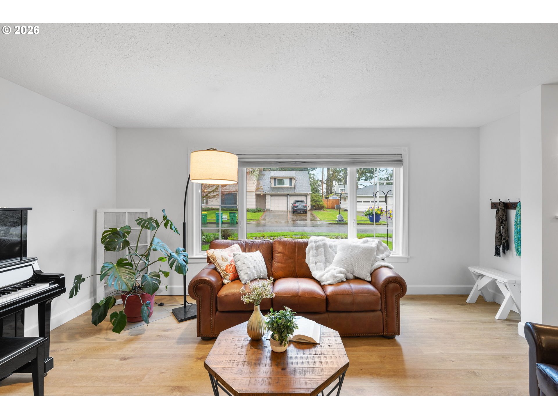 9375 Southwest Pine Street Beaverton, OR 97005 - Photo 4 of 38 Living Room