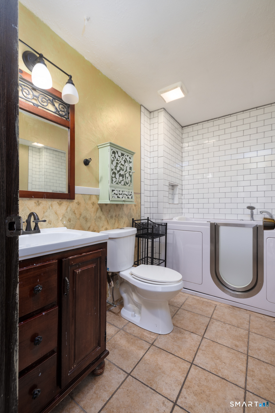 184 Kaynor Drive, Unit D Waterbury, CT 06708 - Photo 9 of 12