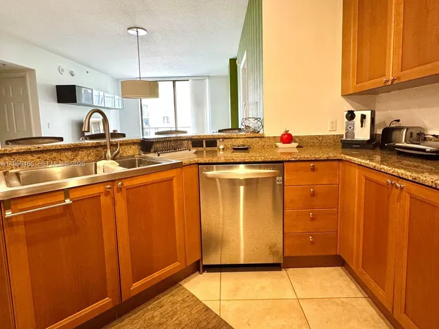 $3,900 | 55 Merrick Way, Unit 707, Coral Gables, FL 33134