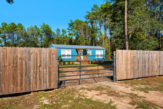 $2,200 | 156 McCloud Road, Freeport, FL 32439