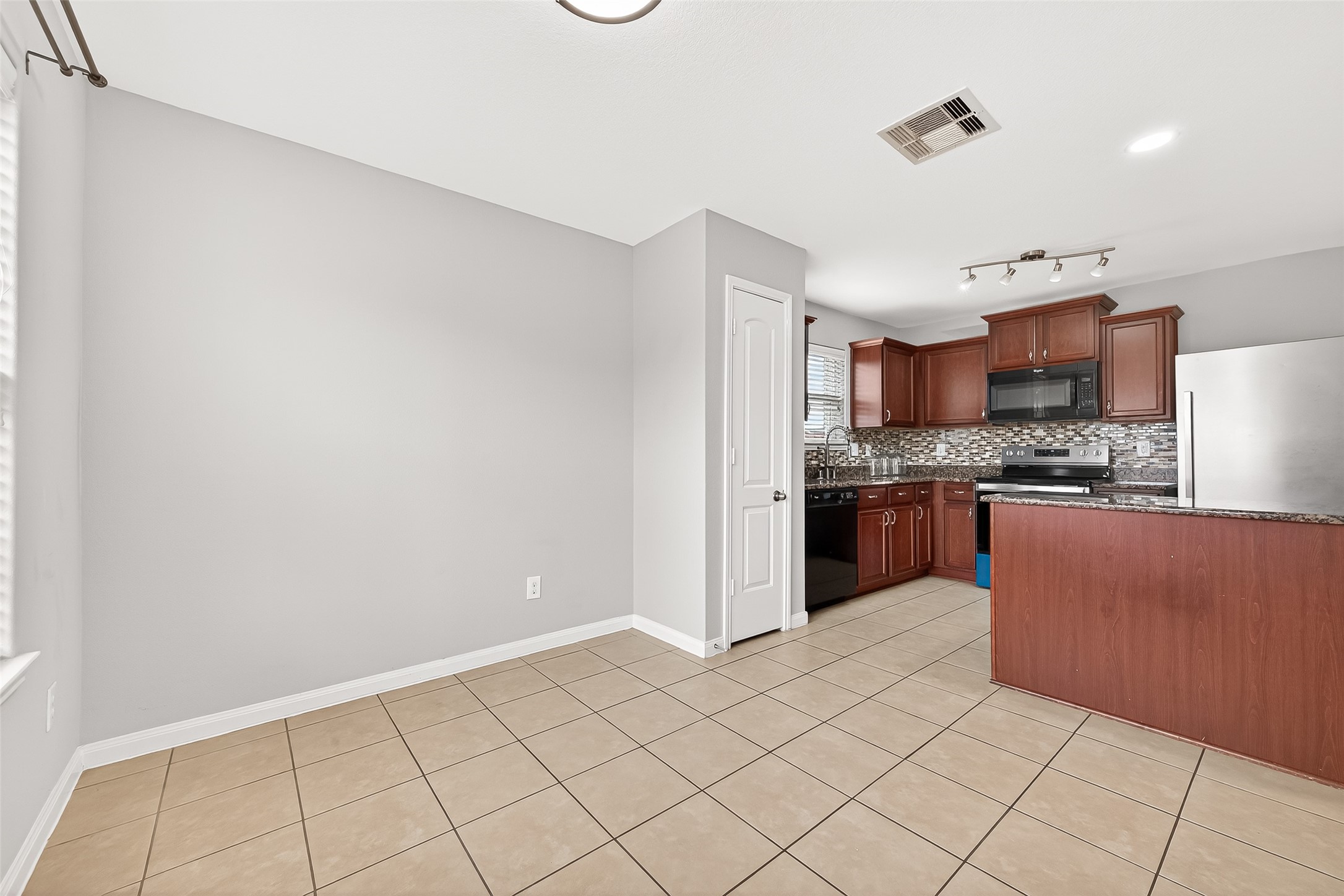 2314 Seabourne Trails Road Rosenberg, TX 77469 - Photo 16 of 38 Kitchen to Dining room open plan. Tile throughout.