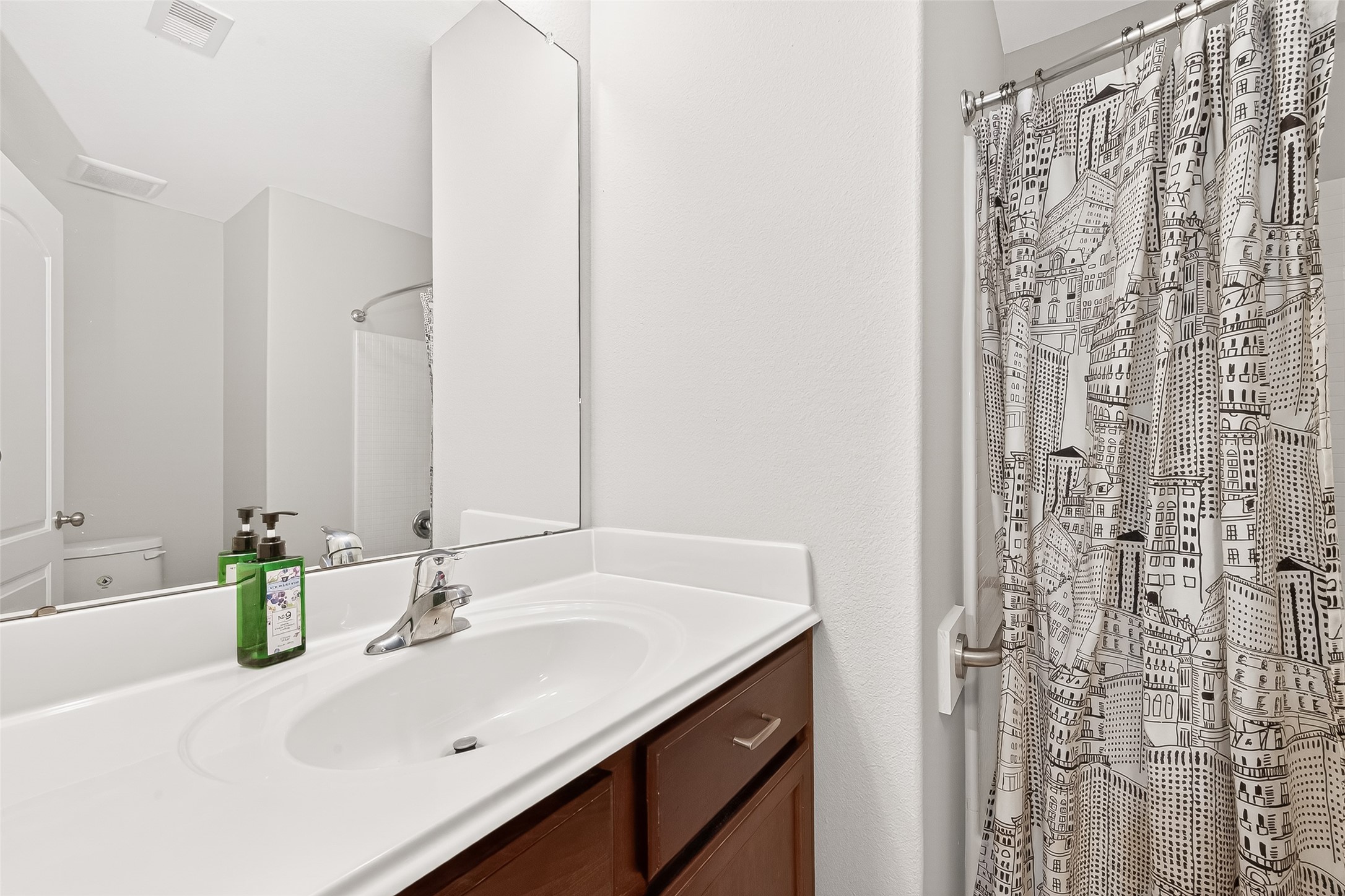 2314 Seabourne Trails Road Rosenberg, TX 77469 - Photo 20 of 38 Full guest bathroom in between bedrooms 2 & 3 near entry.
