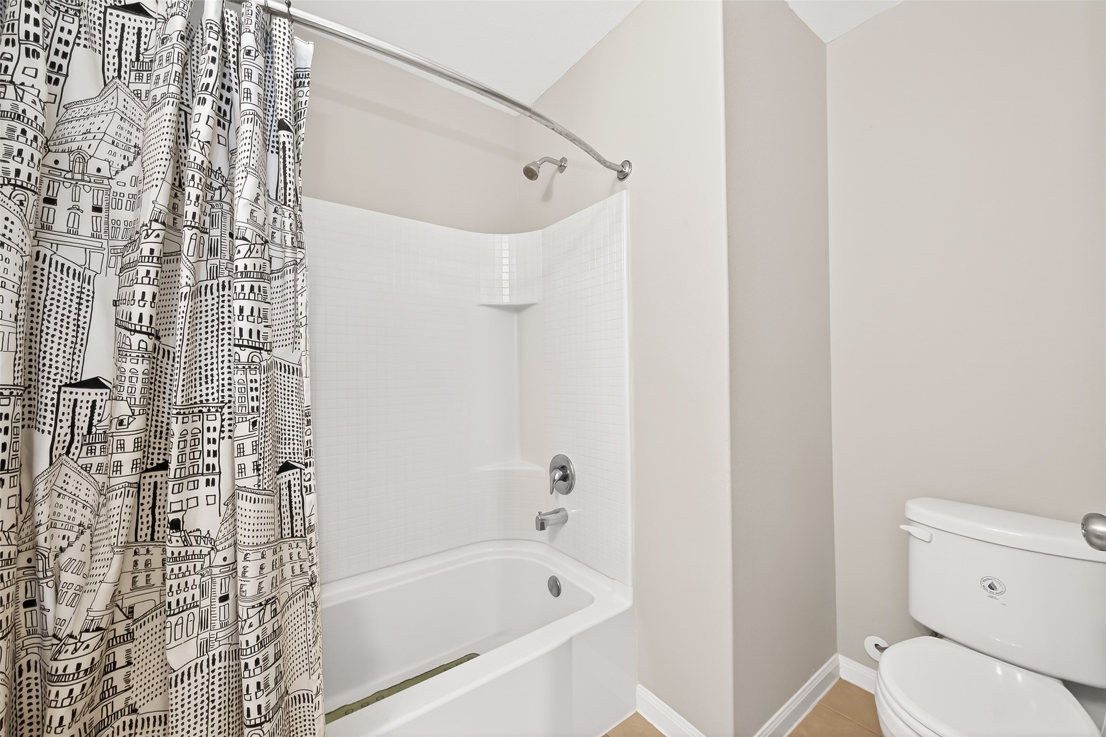 2314 Seabourne Trails Road Rosenberg, TX 77469 - Photo 21 of 38 Full guest bathroom, bathtub/shower.