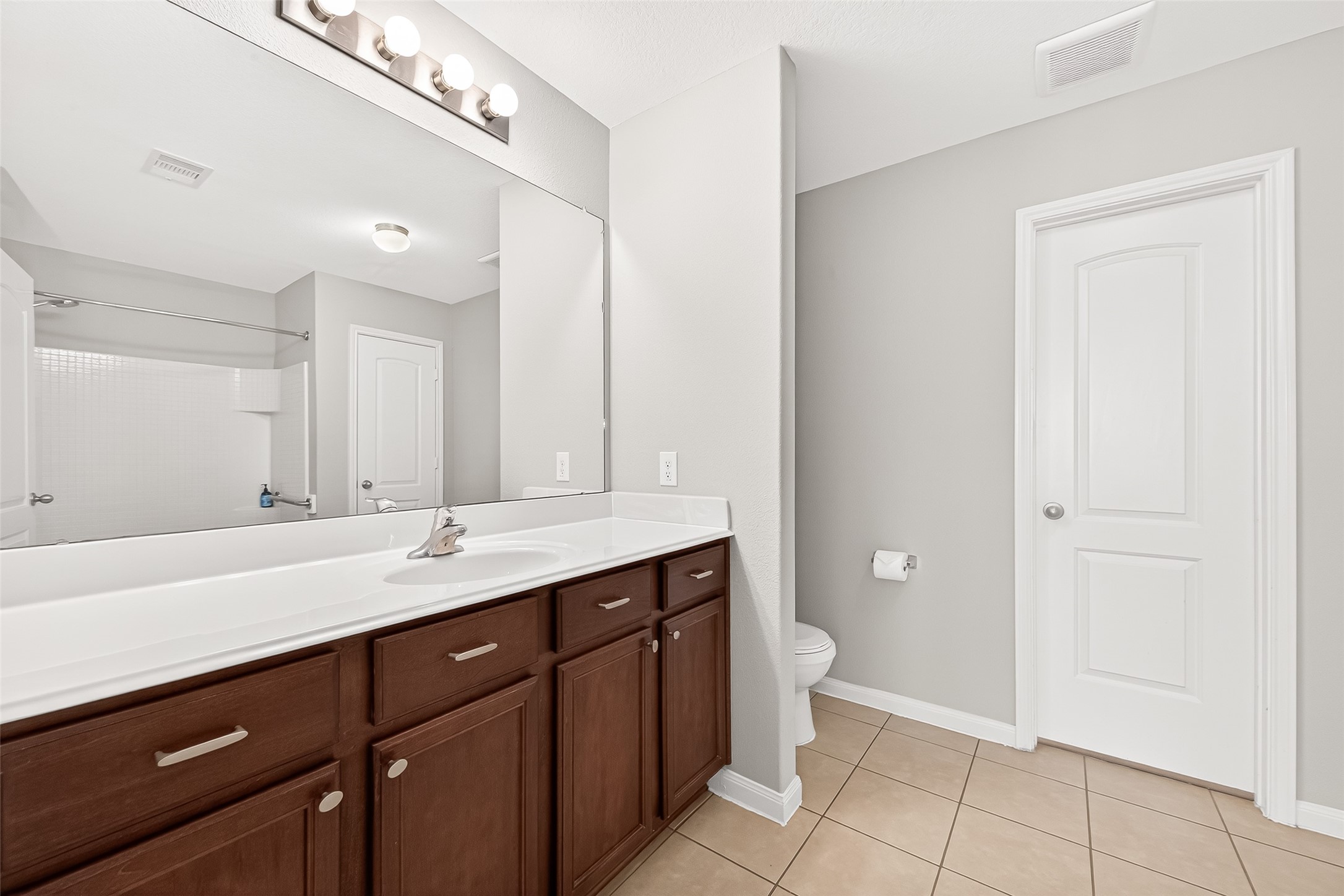 2314 Seabourne Trails Road Rosenberg, TX 77469 - Photo 28 of 38 Primary bathroom, tile throughout.