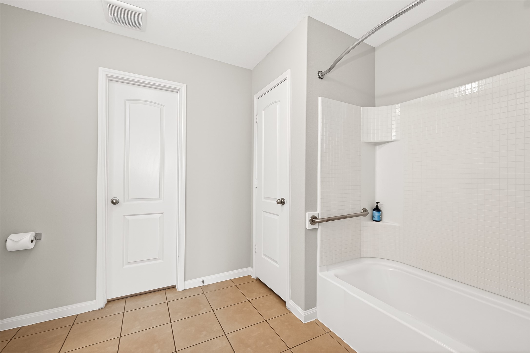 2314 Seabourne Trails Road Rosenberg, TX 77469 - Photo 29 of 38 Primary bathroom with bathtub/shower combined. tub handlebar.
