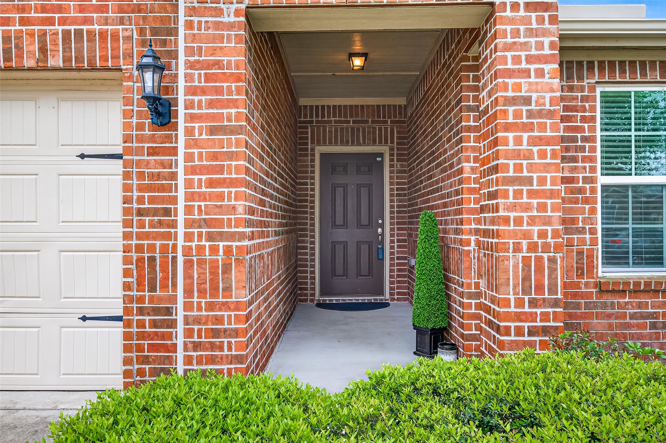 2314 Seabourne Trails Road Rosenberg, TX 77469 - Photo 4 of 38 Brick, ample private entry to front door facing North.