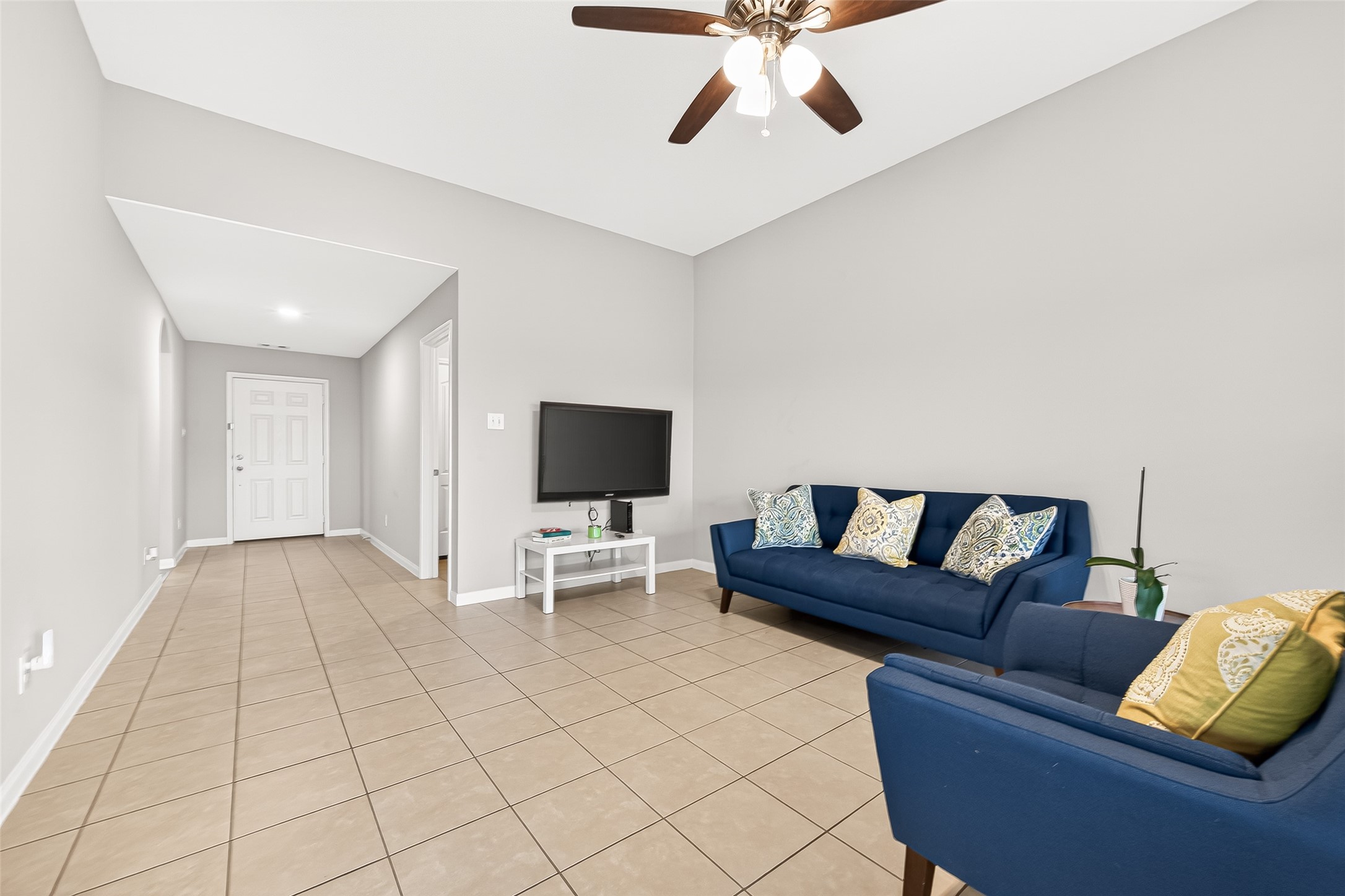 2314 Seabourne Trails Road Rosenberg, TX 77469 - Photo 6 of 38 Living room to entry way, front door.