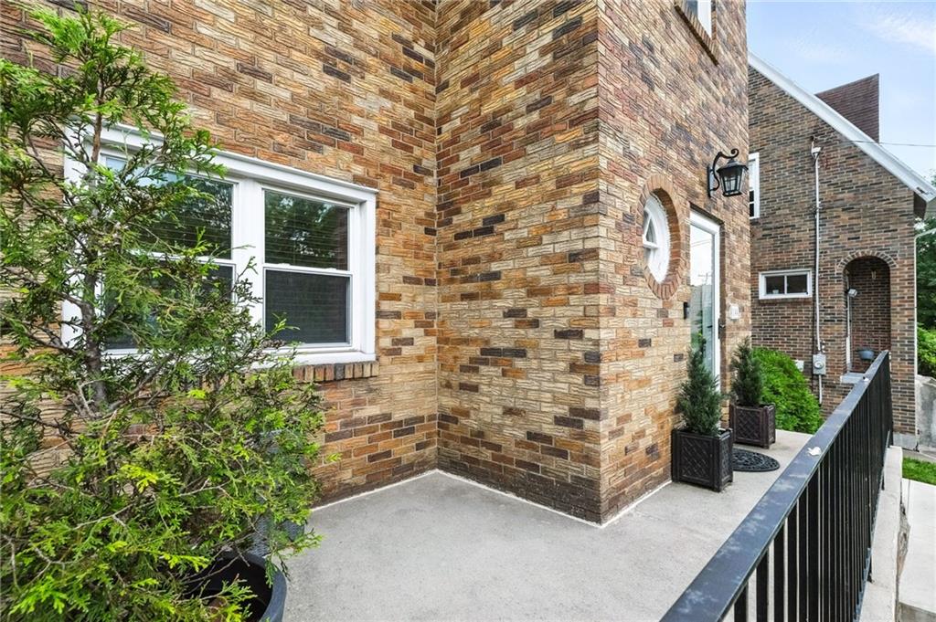 144 Cochran Road Pittsburgh, PA 15228 - Photo 5 of 40 Gallery Image 5
