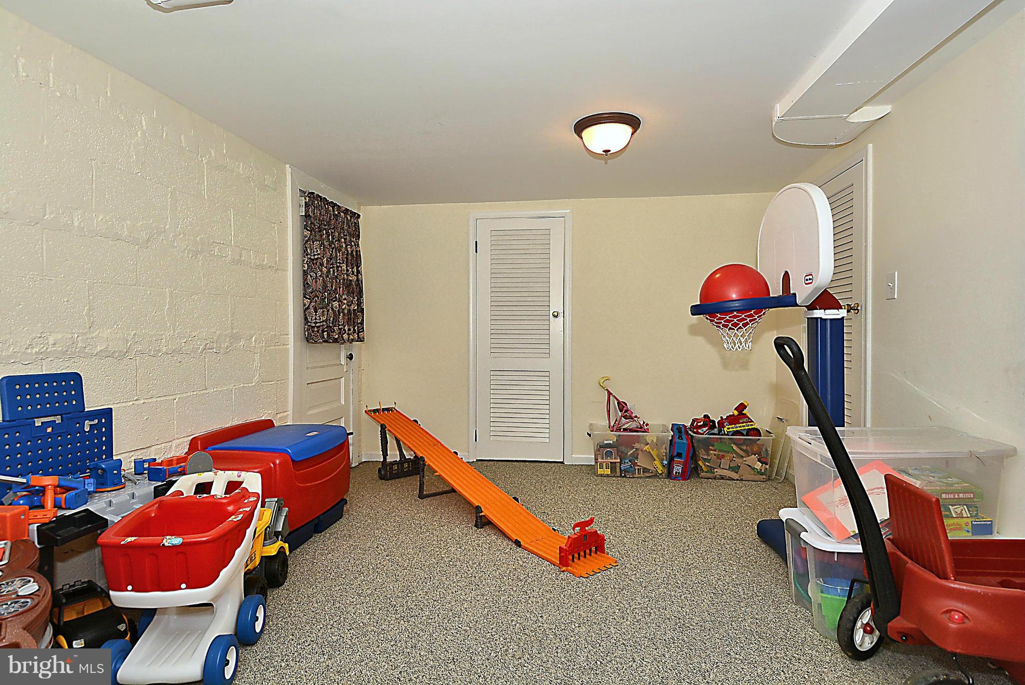 6208 Greentree Road Bethesda, MD 20817 - Photo 22 of 27 Family Room