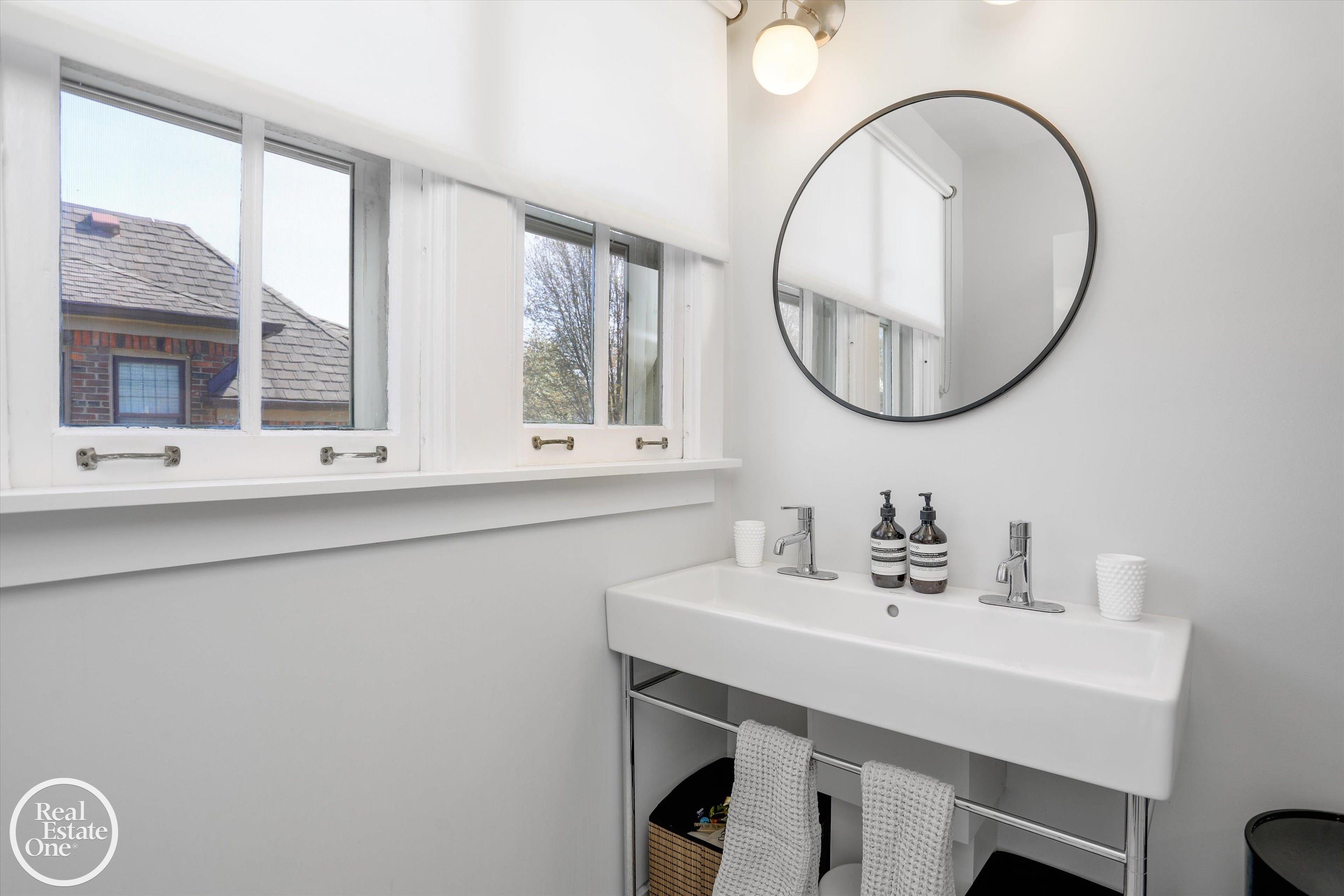 1046 Yorkshire Road Grosse Pointe, MI 48230 - Photo 25 of 47 Primary Bath