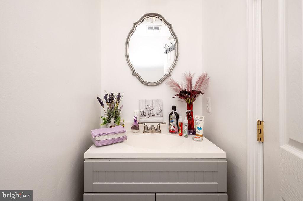1261 Fox Run Reading, PA 19606 - Photo 18 of 46 a bathroom with a mirror and a sink