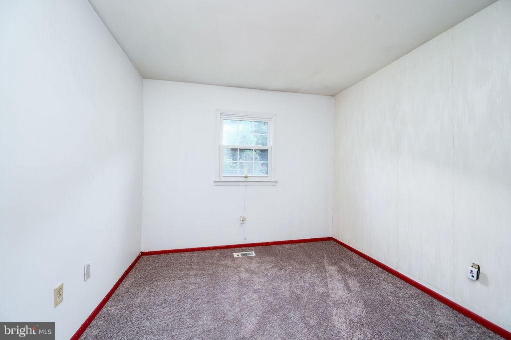 1261 Fox Run Reading, PA 19606 - Photo 25 of 46 an empty room with a window