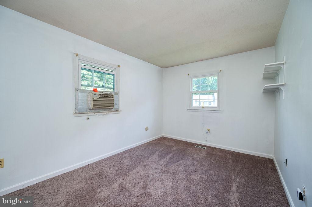 1261 Fox Run Reading, PA 19606 - Photo 28 of 46 an empty room with windows