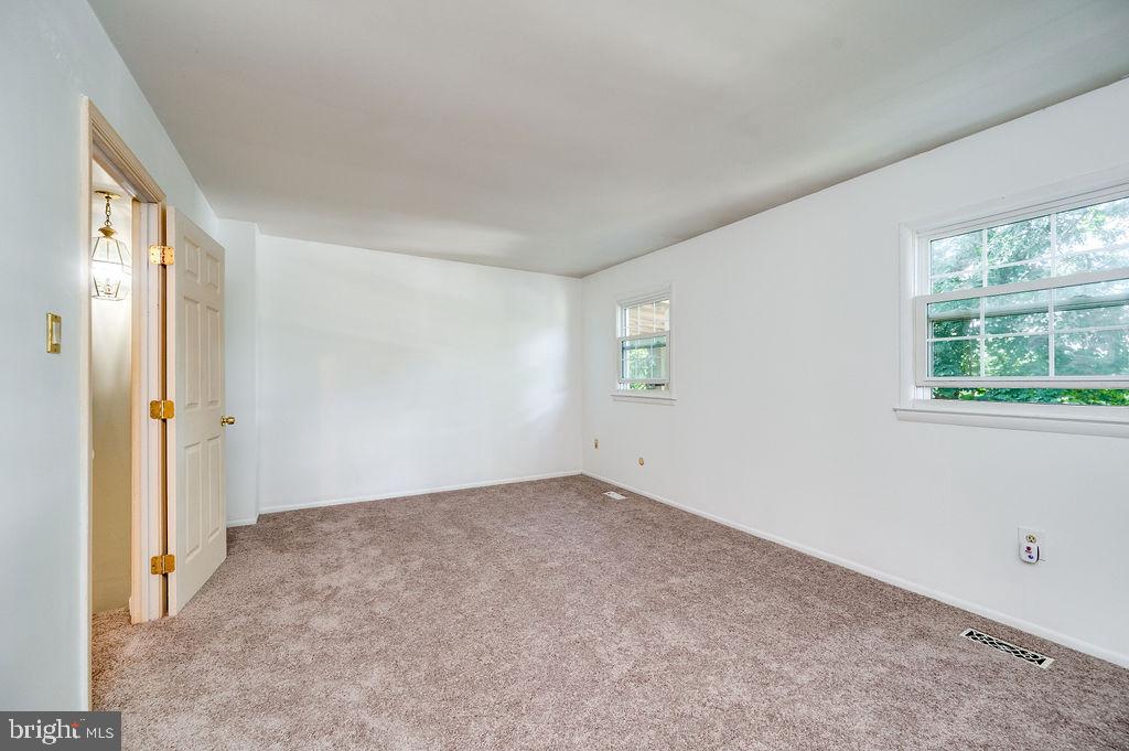 1261 Fox Run Reading, PA 19606 - Photo 37 of 46 an empty room with windows