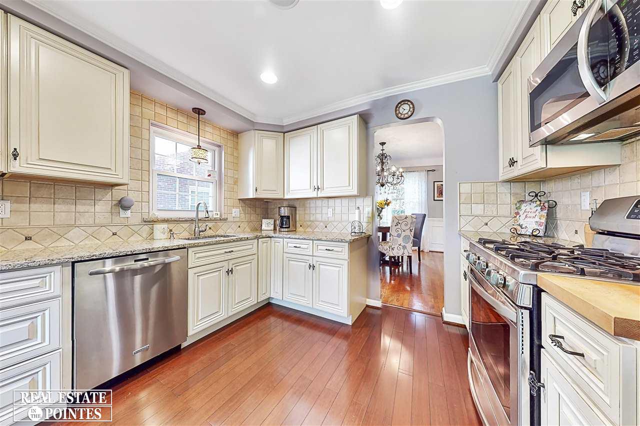 1887 Broadstone Road Grosse Pointe Woods, MI 48236 - Photo 9 of 41