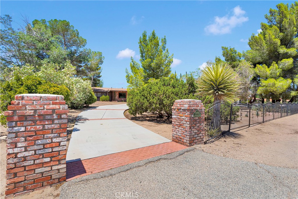 19955 Chickasaw Road Apple Valley, CA 92307 - Photo 49 of 60 a view of outdoor space and yard