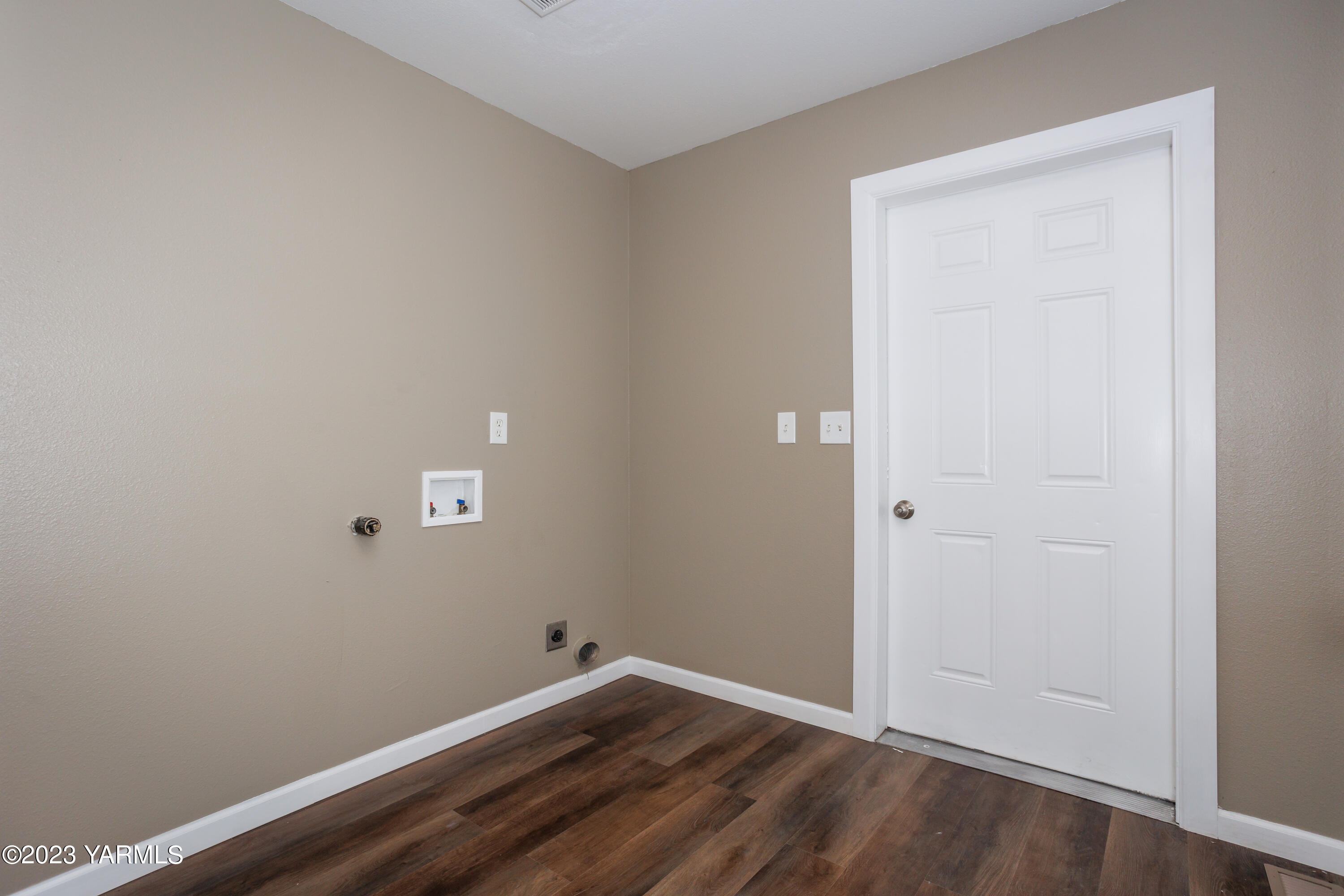 361 Puterbaugh Road Grandview, WA 98930 - Photo 23 of 47 a view of room with wooden floor