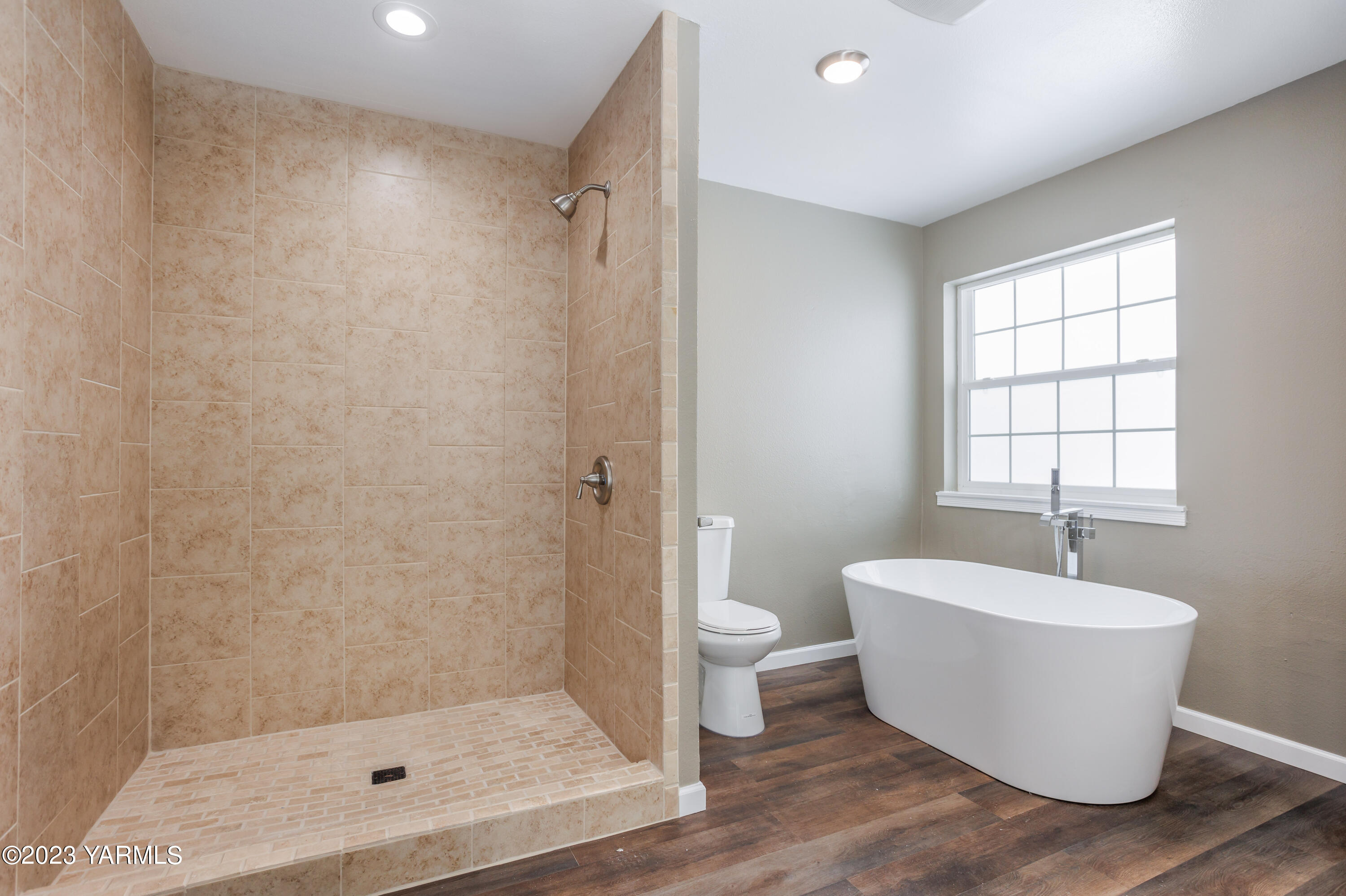 361 Puterbaugh Road Grandview, WA 98930 - Photo 31 of 47 a view of a bathroom with a tub and shower