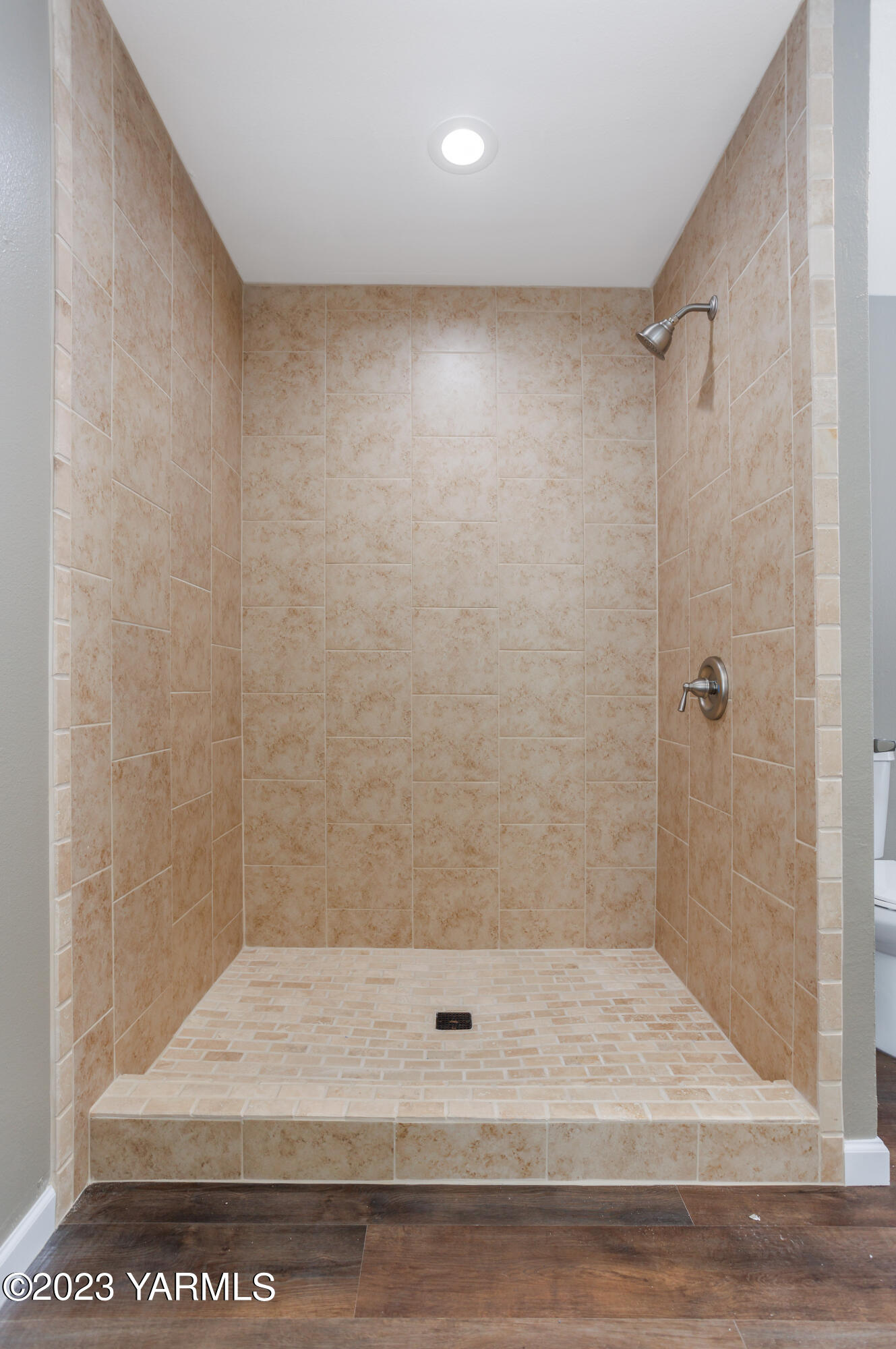 361 Puterbaugh Road Grandview, WA 98930 - Photo 32 of 47 a bathroom with a shower