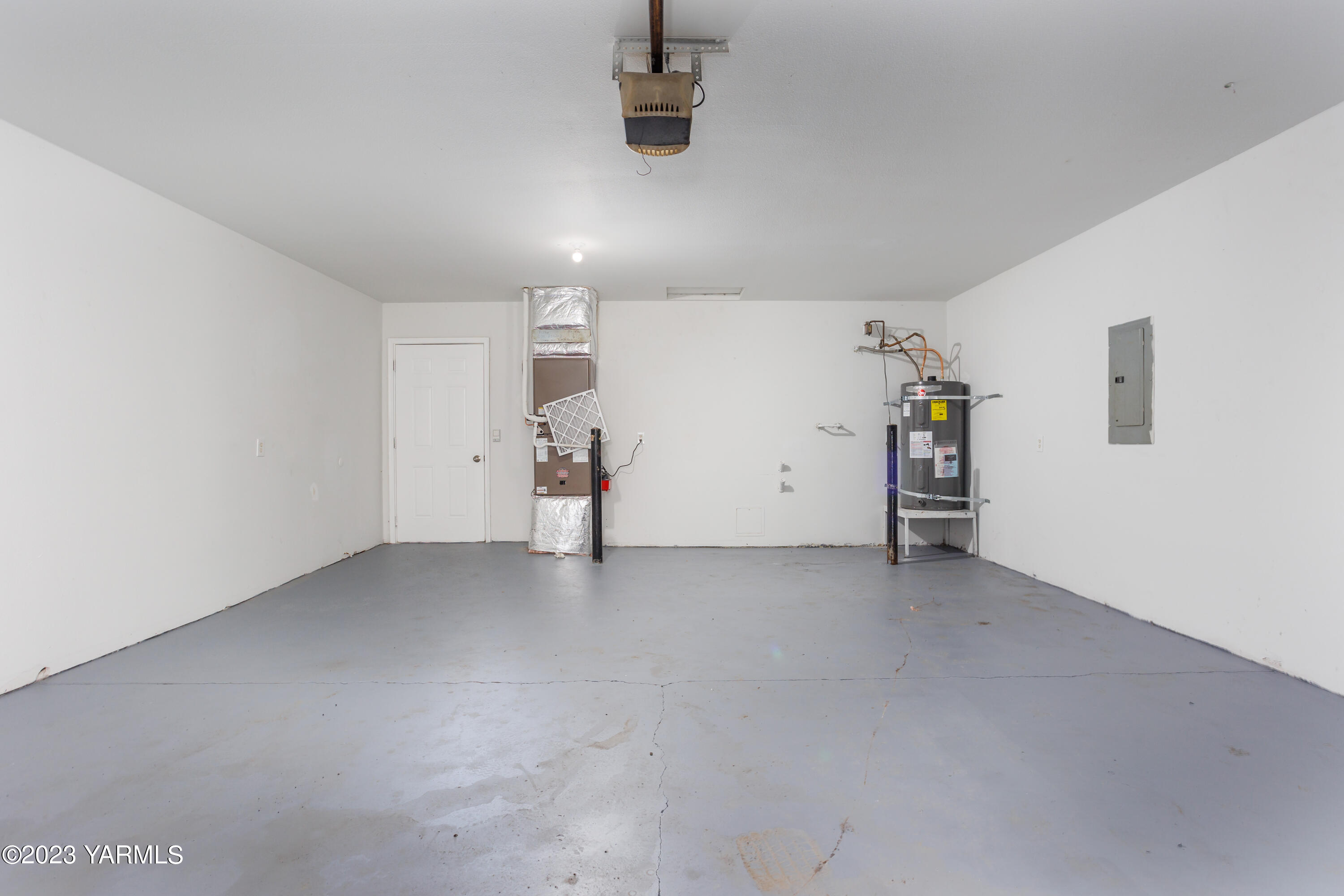 361 Puterbaugh Road Grandview, WA 98930 - Photo 37 of 47 an empty room with a empty space