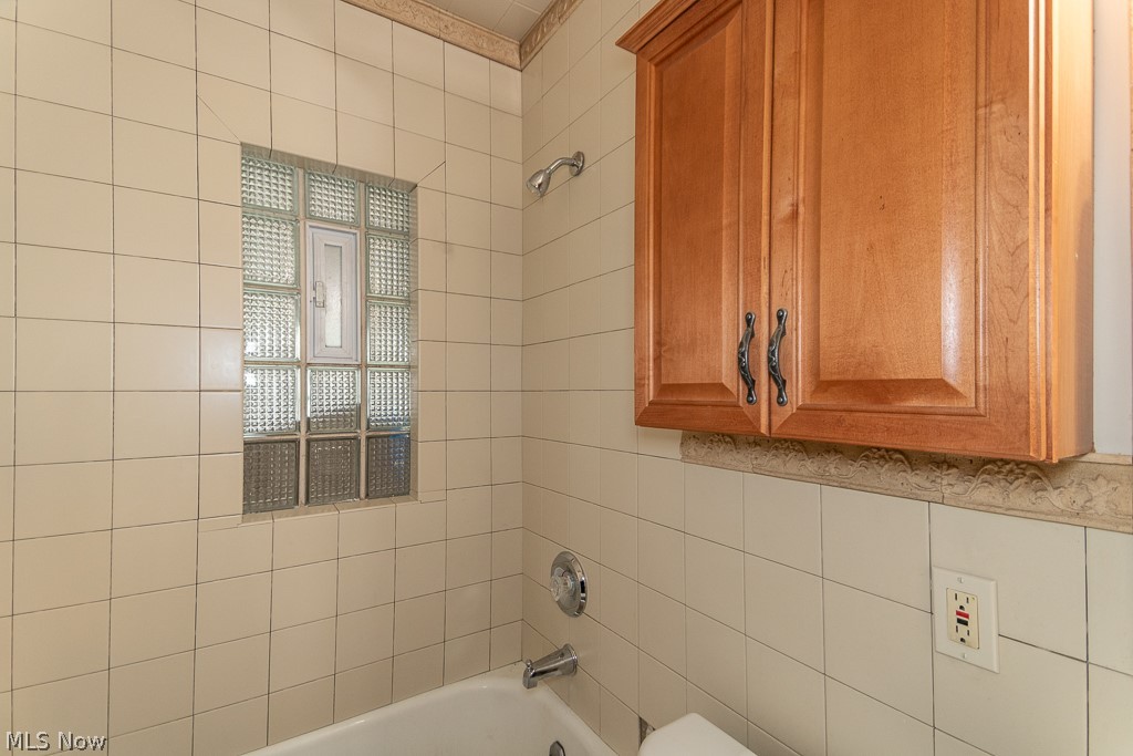 1060 Woodview Road Cleveland, OH 44121 - Photo 13 of 28