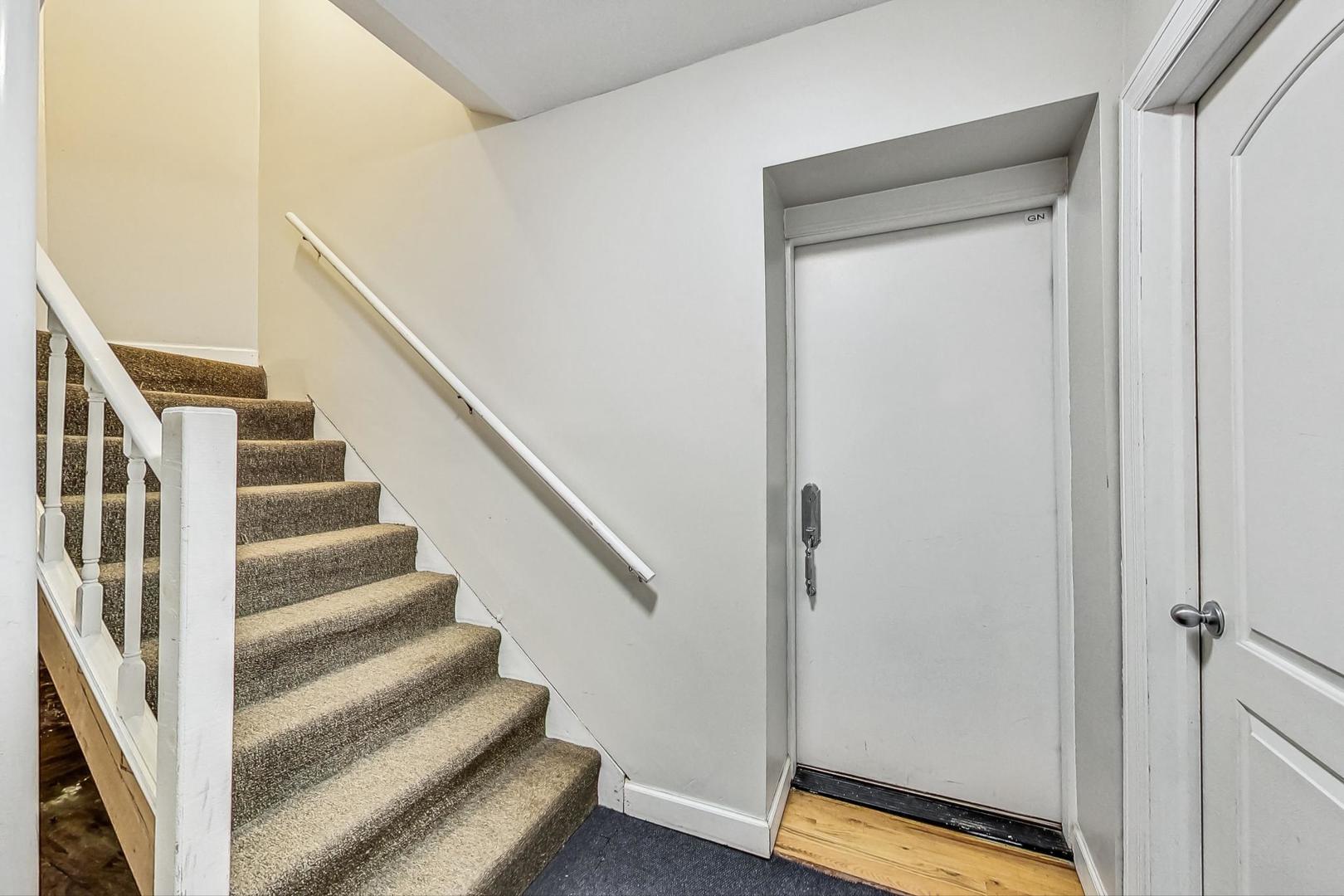 3734 North Clifton Avenue, Unit G Chicago, IL 60613 - Photo 5 of 27 a view of entryway