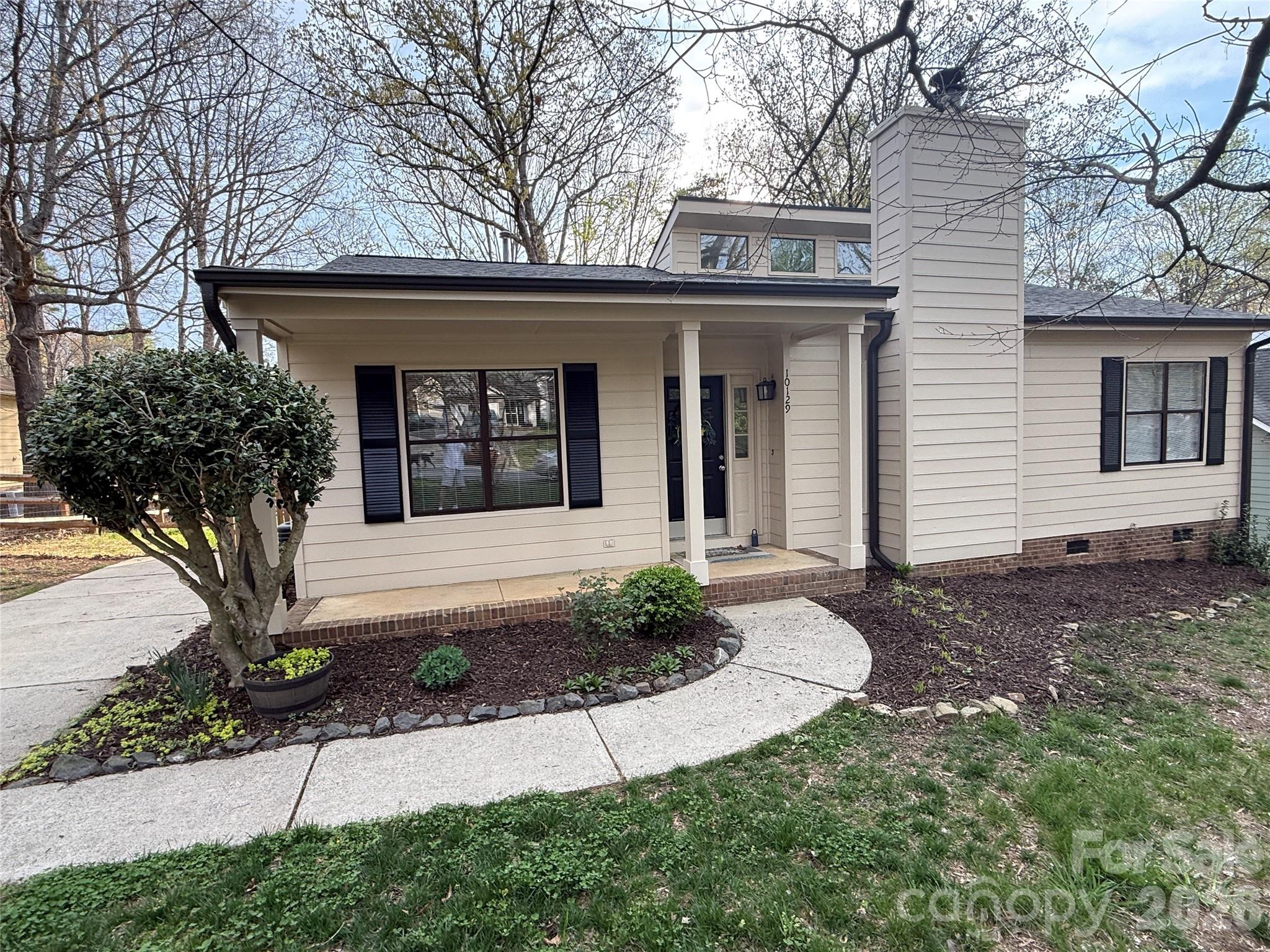 10129 Rockwood Road Charlotte, NC 28215 - Photo 24 of 36 a front view of a house with garden