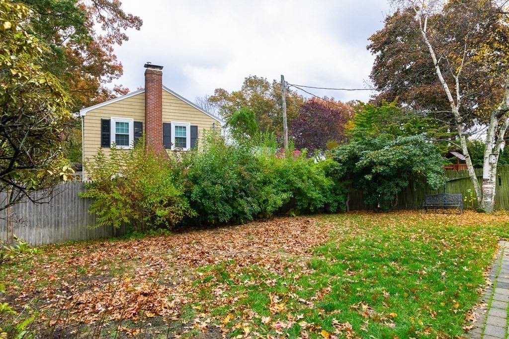 15 Carlton Road Marblehead, MA 01945 - Photo 34 of 37 a front view of a house with a garden