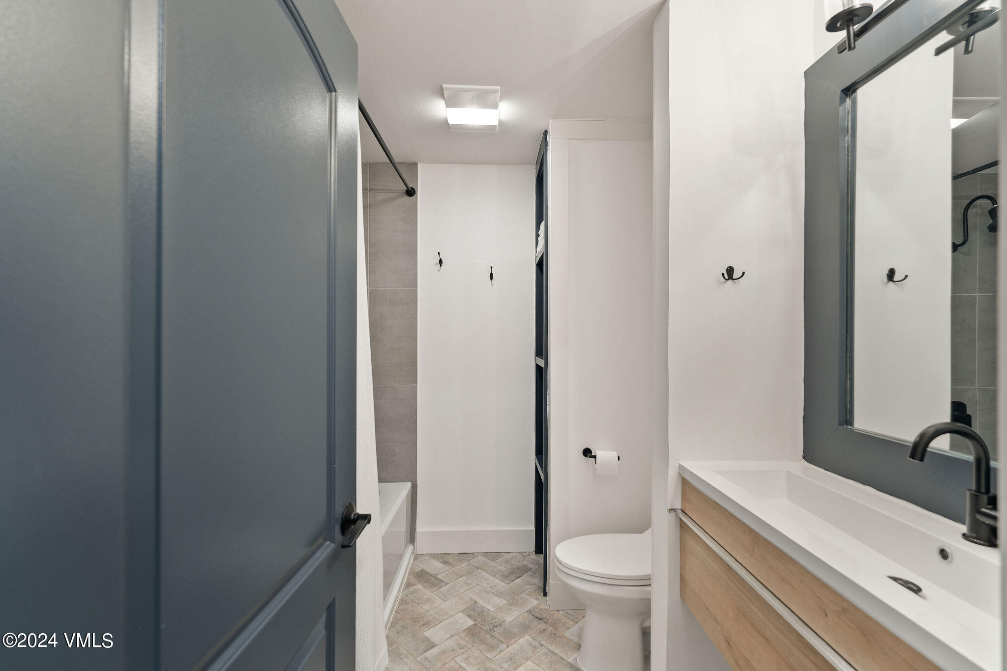 3094 Booth Falls Road, Unit 14 Vail, CO 81657 - Photo 18 of 36 a bathroom with a sink a toilet a tub and shower