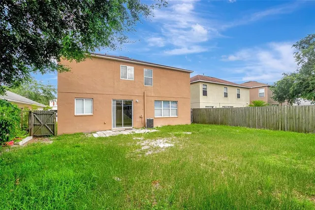 a view of a house with backyard and garden