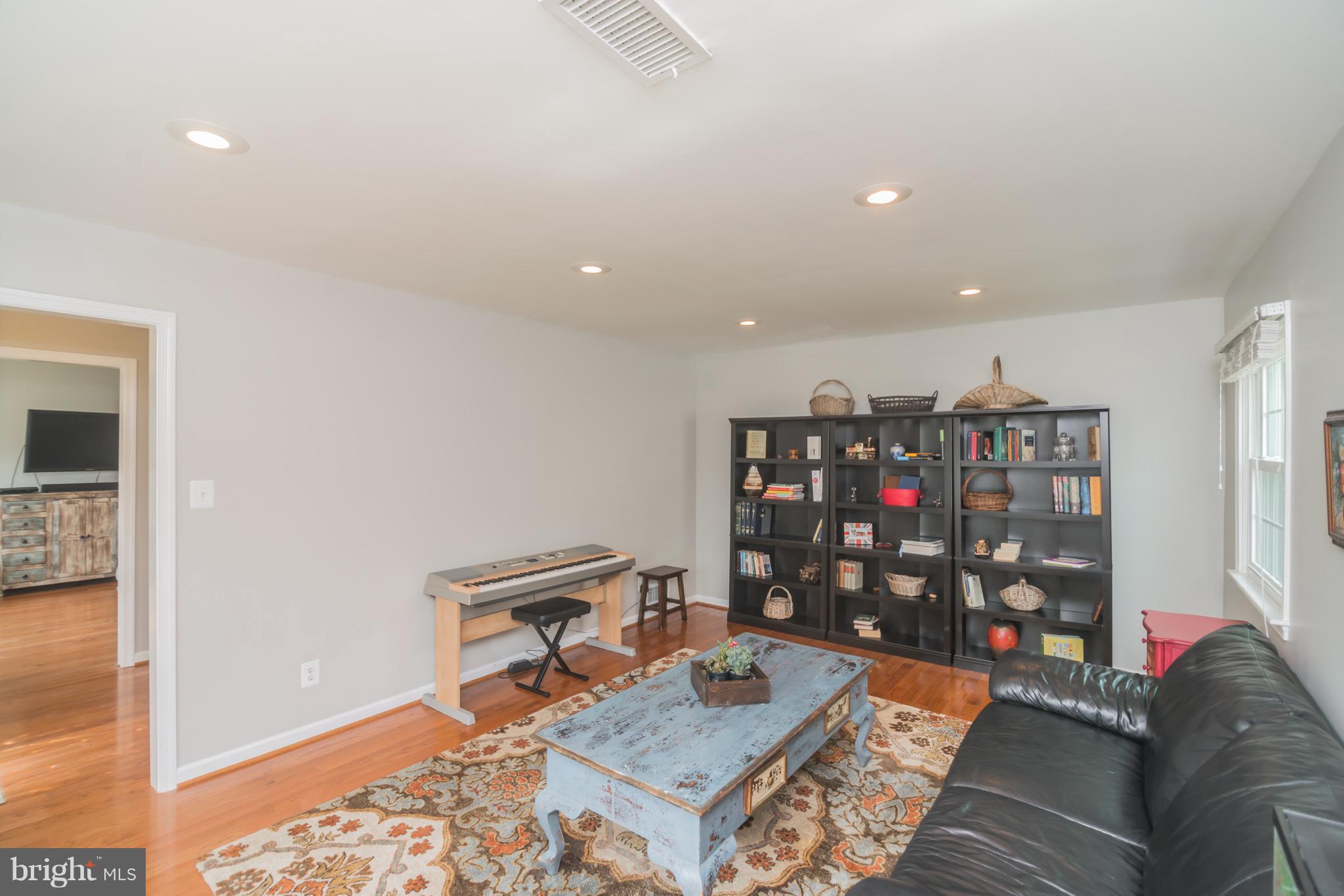 709 North York Road Sterling, VA 20164 - Photo 10 of 27 Living Room w/recessessed lights