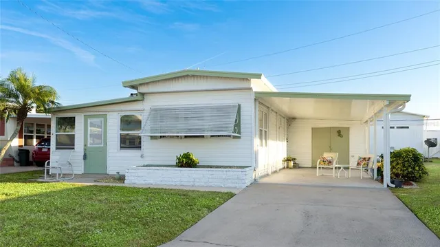 a view of a house with yard and plants