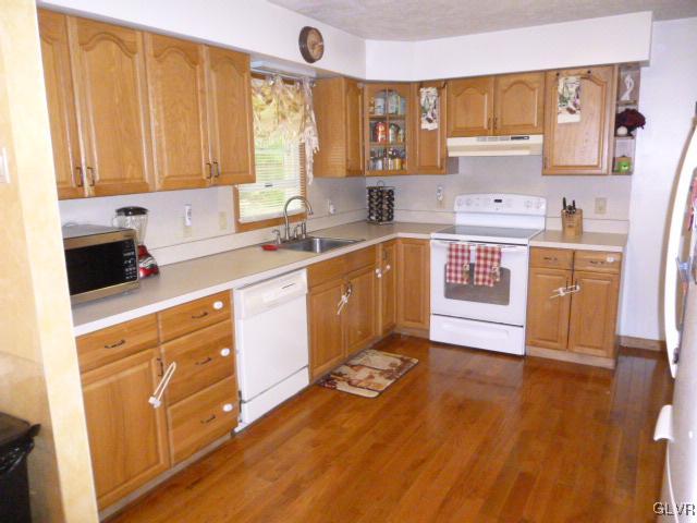 268 Sundance Road Effort, PA 18330 - Photo 9 of 28 a kitchen with stainless steel appliances granite countertop a sink a stove cabinets and wooden floor