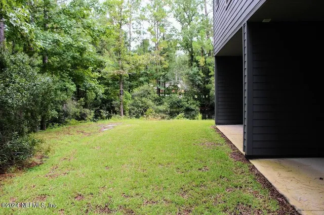 a view of a backyard