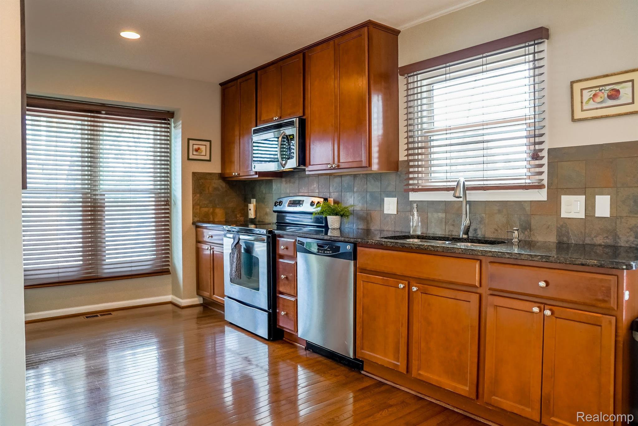 708 Dressler Lane Rochester, MI 48307 - Photo 6 of 24 Gallery Image 6
