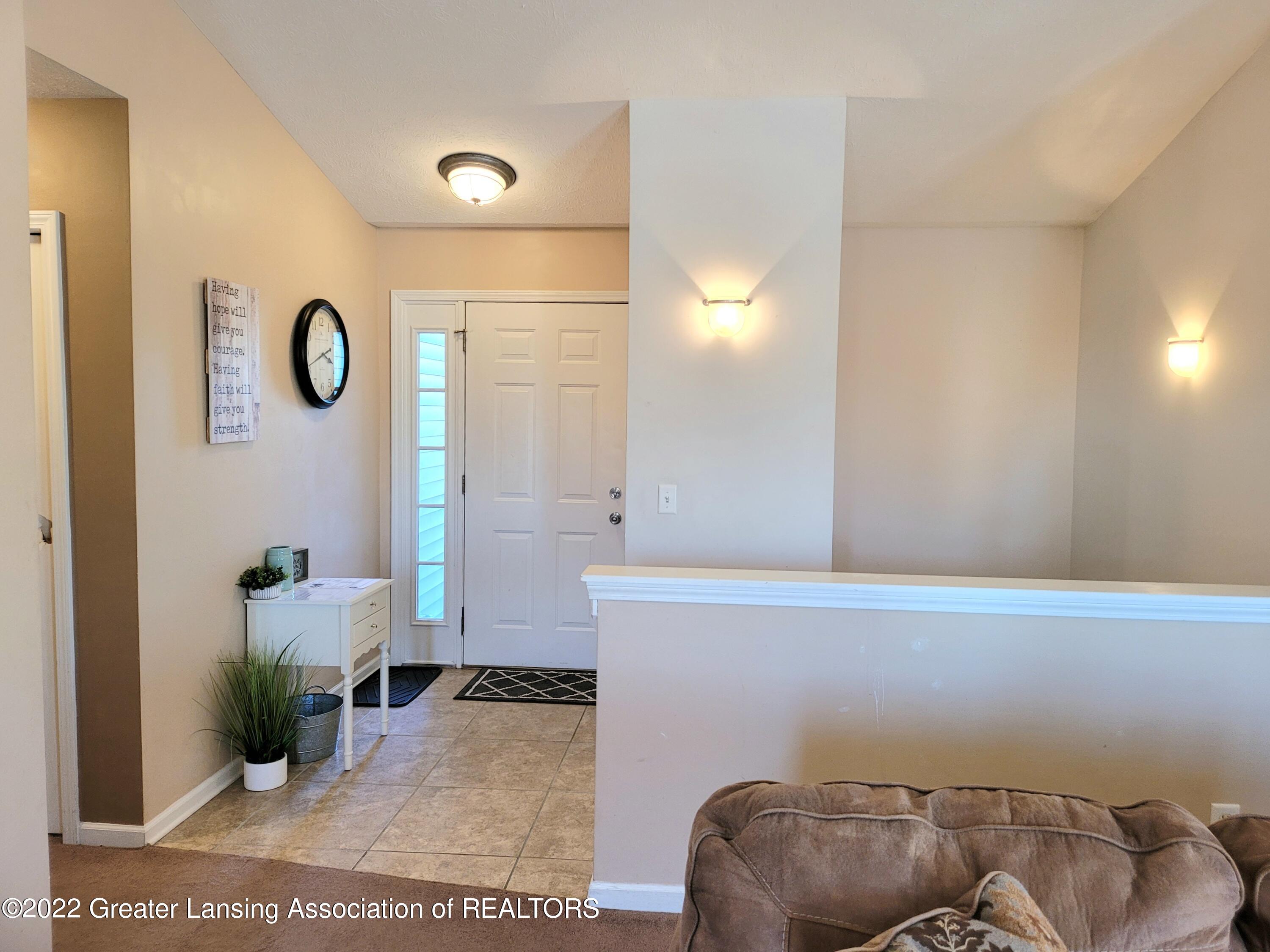 8900 Justonian Way Dimondale, MI 48821 - Photo 11 of 30 Foyer