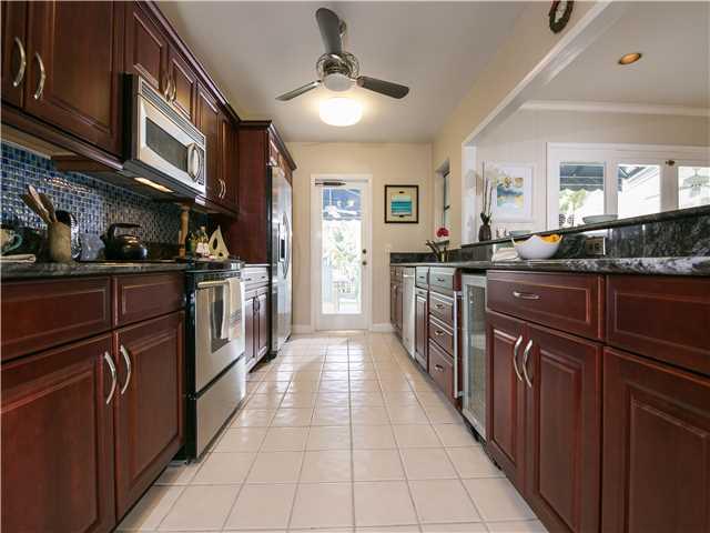 324 Southeast Cardinal Way Stuart, FL 34996 - Photo 8 of 24 Gallery Image 8
