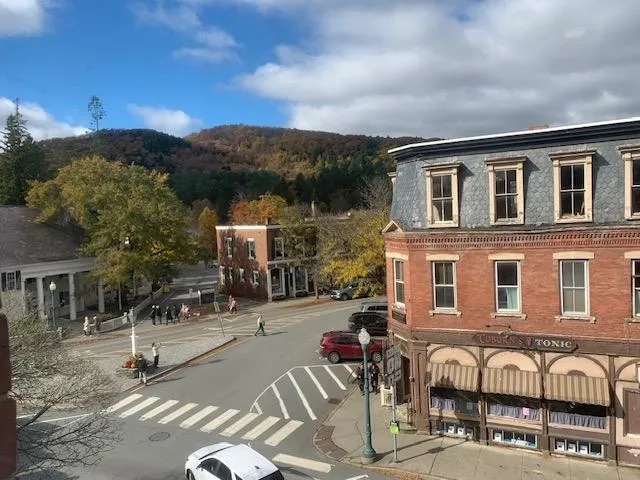 $2,800 | 21 Central Street, Unit 3, Woodstock, VT 05091