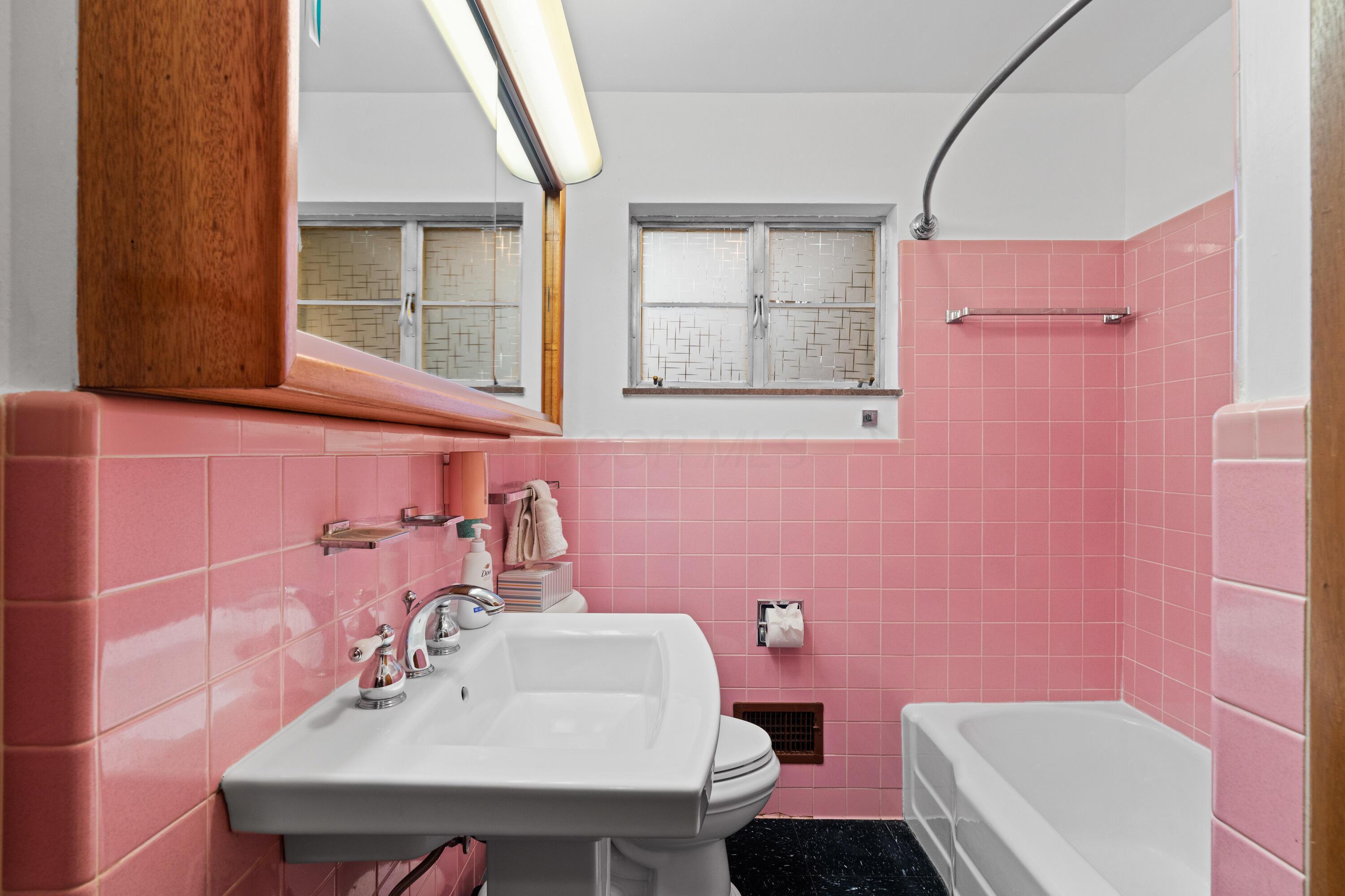 2676 Nottingham Road Columbus, OH 43221 - Photo 32 of 47 Full Bathroom