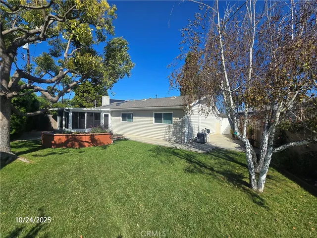 a view of a house with a backyard