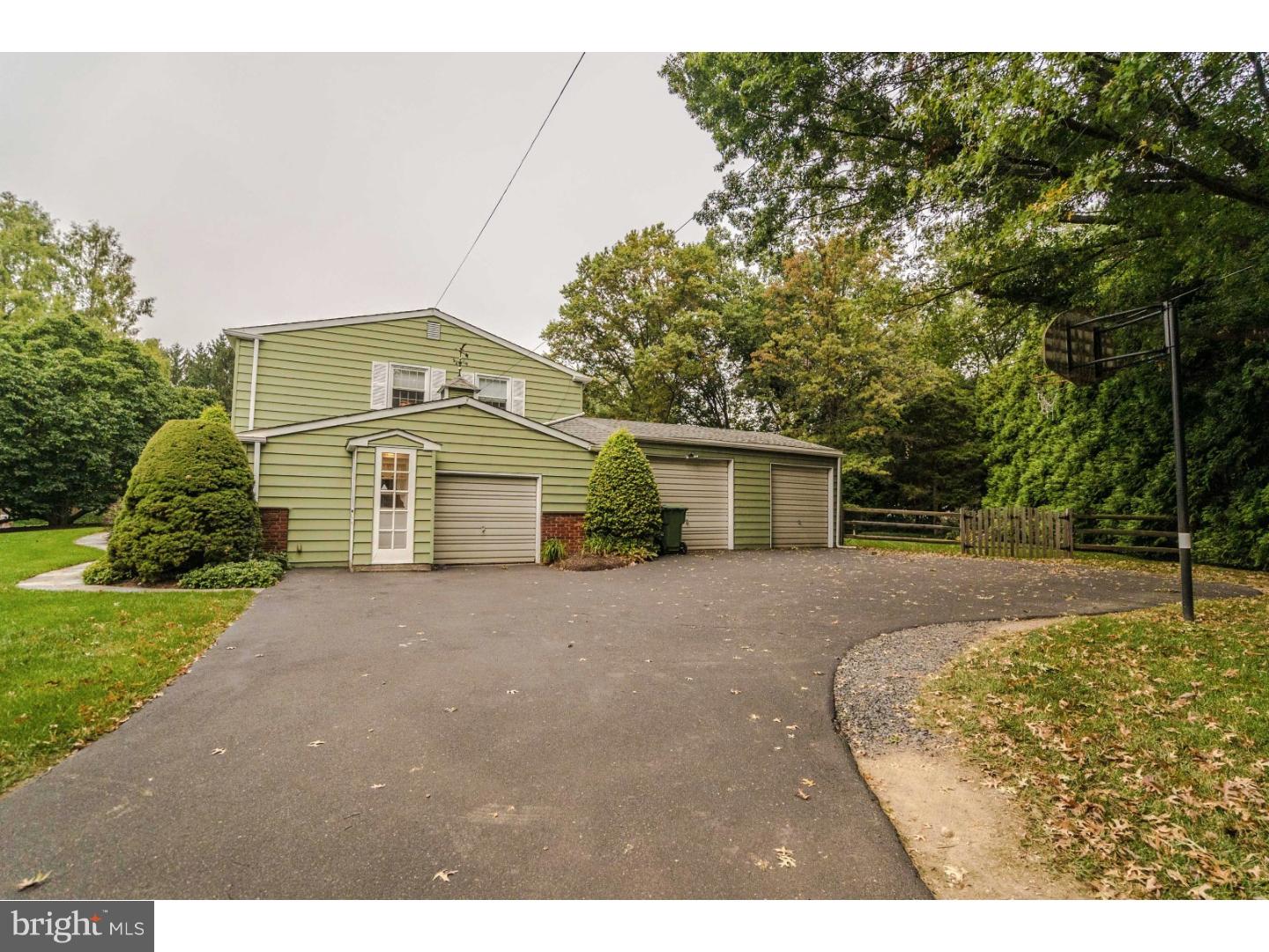 1800 Dillon Road Maple Glen, PA 19002 - Photo 21 of 25 Driveway