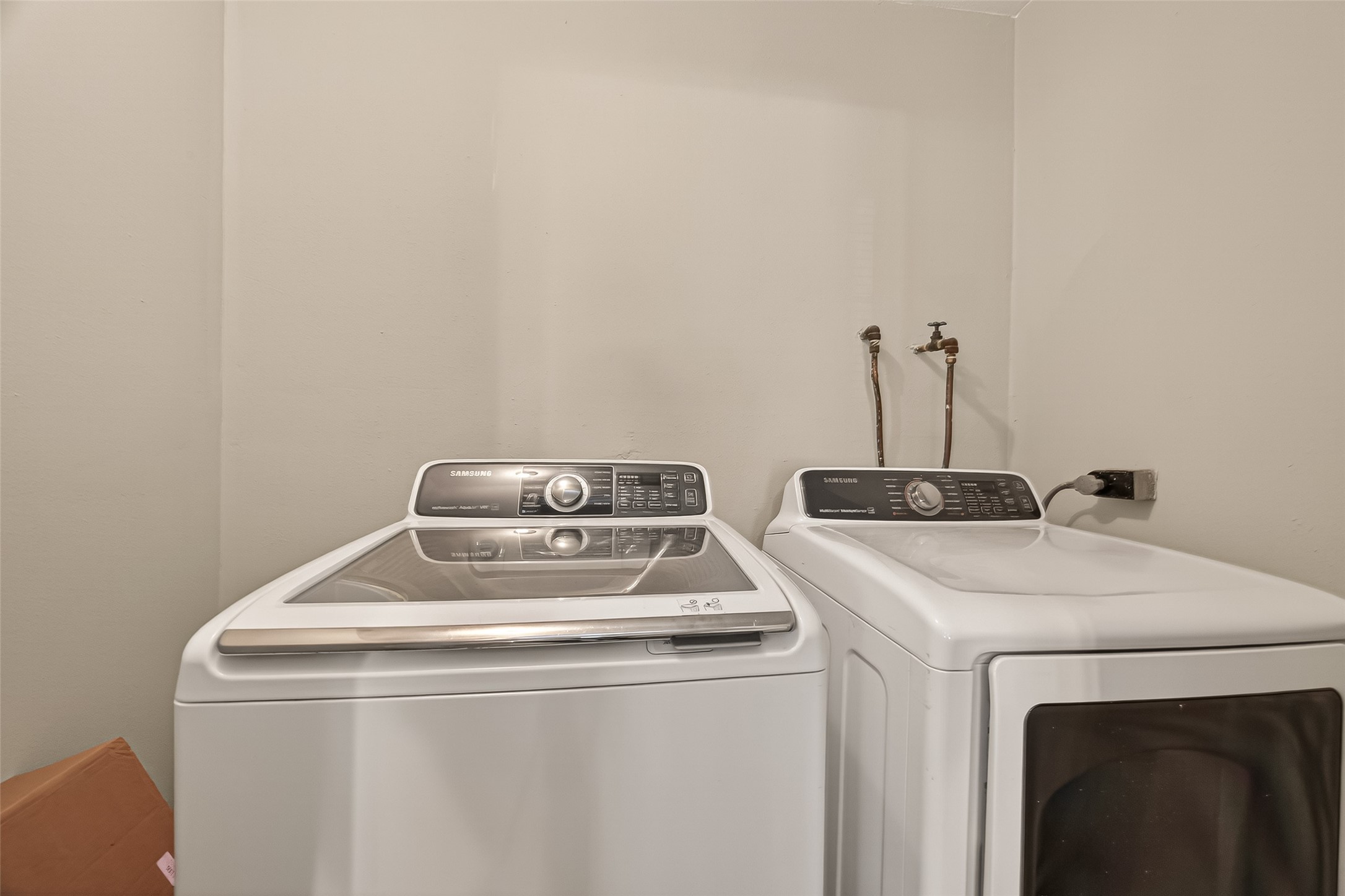 2619 Homer Street Houston, TX 77091 - Photo 10 of 23 a utility room with dryer and washer