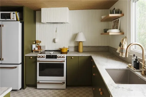 $425,000 | 4504 West 78th Street, Prairie Village, KS 66208