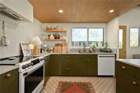 $425,000 | 4504 West 78th Street, Prairie Village, KS 66208